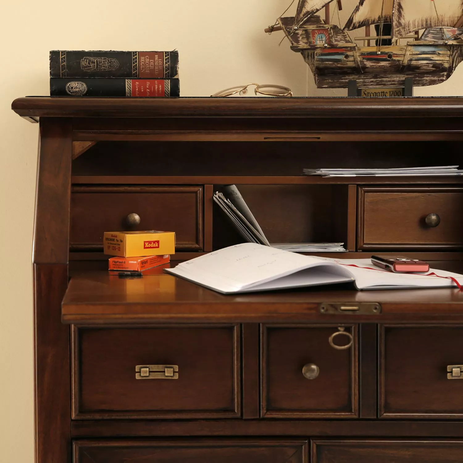 Montreux Sekretär Dan - Ayous teilmassiv - Antikbraun 9 Montreux Sekretär Dan - Ayous teilmassiv - Antikbraun – Bild 7