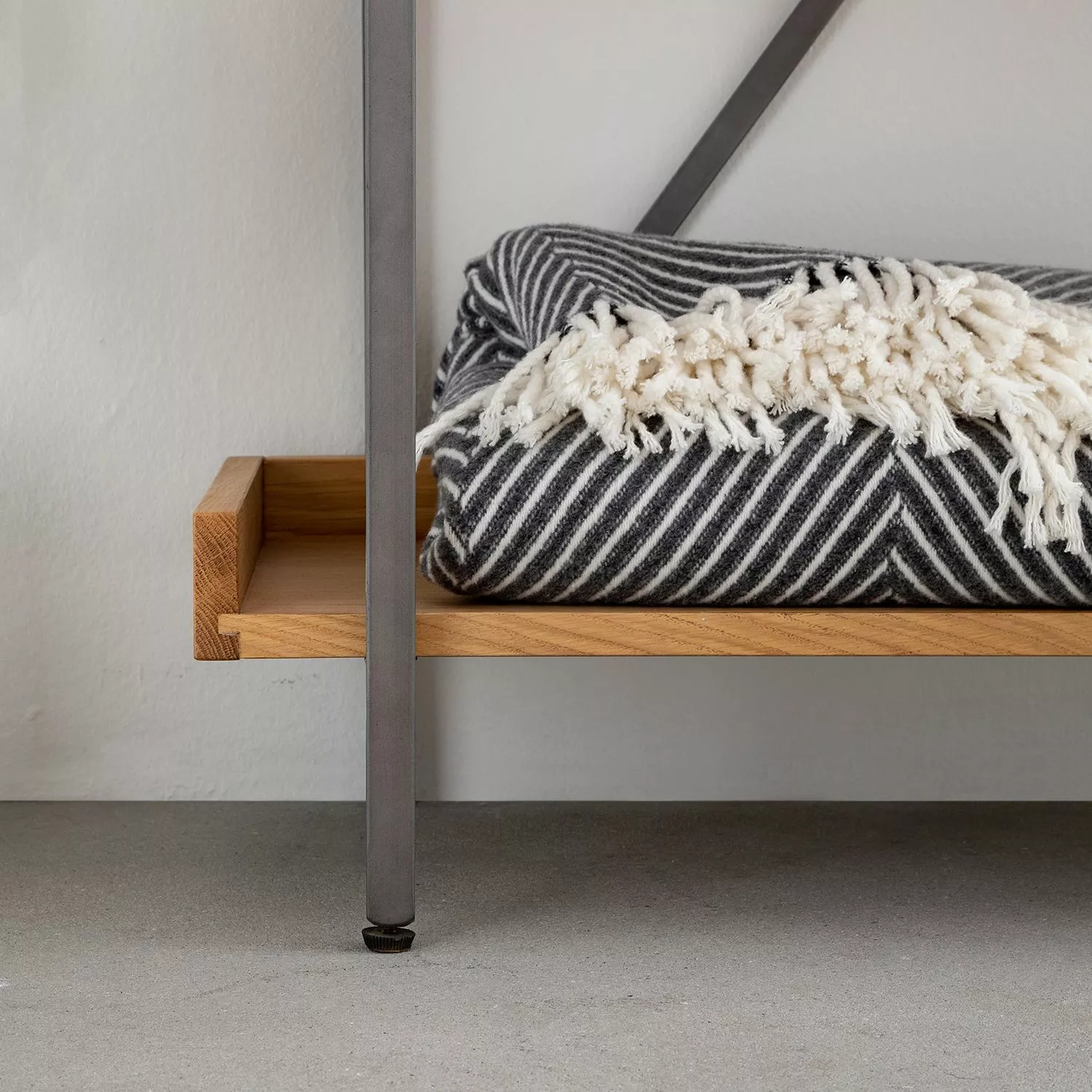 Ars manufacti Bücherregal Dharai I - Echtholzfurnier / Metall - Eiche / Silber 11 Ars manufacti Bücherregal Dharai I - Echtholzfurnier / Metall - Eiche / Silber – Bild 9