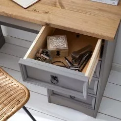 Maison Belfort Schreibtisch Finca Rustica II - Kiefer massiv - Kiefer Grau 27 Maison Belfort Schreibtisch Finca Rustica II - Kiefer massiv - Kiefer Grau -Buromobel Verkaufe 1000178064 200507 14243900004 DETAILS P000000001000178064