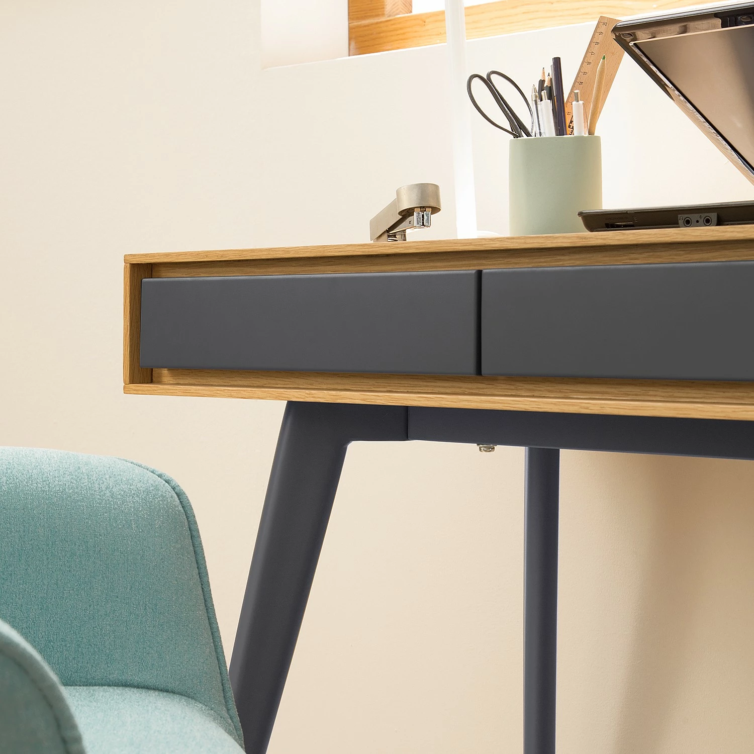 Studio Copenhagen Schreibtisch Danica - Echtholzfurnier - Matt Dunkelgrau / Esche 14 Studio Copenhagen Schreibtisch Danica - Echtholzfurnier - Matt Dunkelgrau / Esche – Bild 12