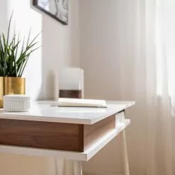 Fredriks Schreibtisch Paide - (Höhenverstellbar) - Hochglanz Weiß / Walnuss Dekor -Buromobel Verkaufe 1000256389 220601 024 MOOD DETAILS P000000001000256389 mood