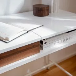 Fredriks Schreibtisch Paide - (Höhenverstellbar) - Hochglanz Weiß / Walnuss Dekor -Buromobel Verkaufe 1000256389 220601 025 MOOD DETAILS P000000001000256389 mood