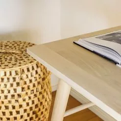 Mørteens Schreibtisch Chassy - Esche Furnier / Gummibaum massiv - Kernesche -Buromobel Verkaufe 1000274887 210623 13373500012 MOOD DETAILS P000000001000274887 mood