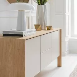 Studio Copenhagen Sideboard Maayka I - Eiche teilmassiv - Mushroom Creme / Eiche Hell -Buromobel Verkaufe 1000277378 220905 022 MOOD DETAILS P000000001000277378 mood