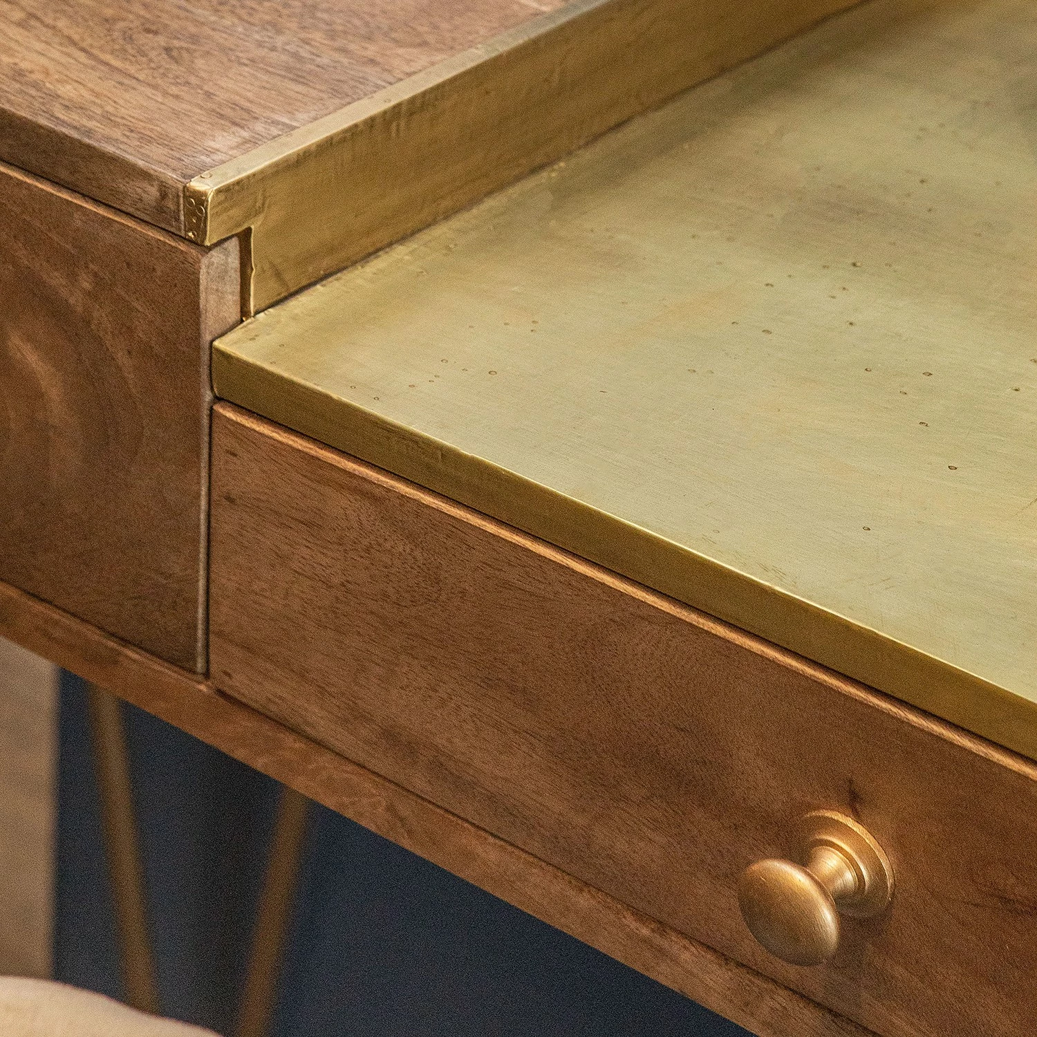 Schreibtisch Lennard I - Mango massiv / Eisen - Mango / Messing 11 Schreibtisch Lennard I - Mango massiv / Eisen - Mango / Messing – Bild 9