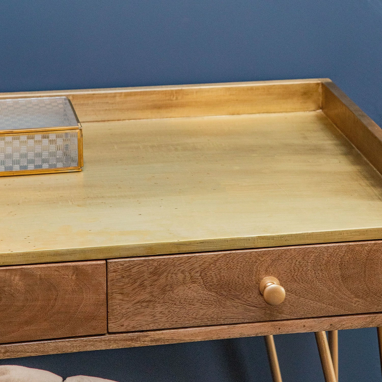 Schreibtisch Lennard I - Mango massiv / Eisen - Mango / Messing 14 Schreibtisch Lennard I - Mango massiv / Eisen - Mango / Messing – Bild 12